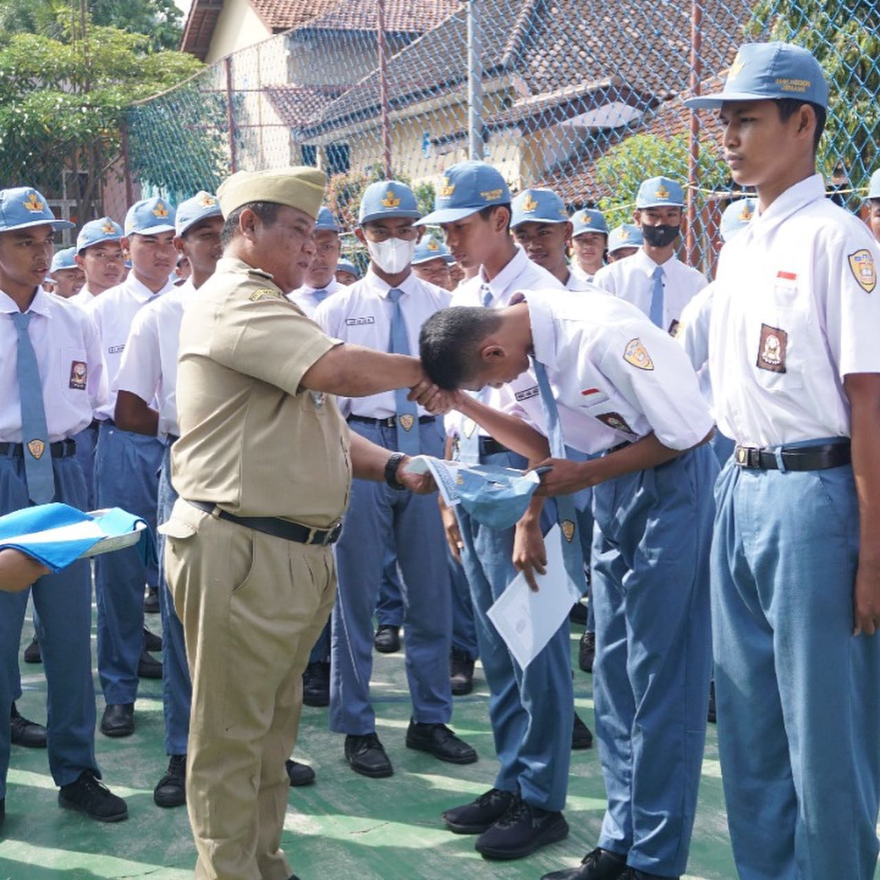 Bentuk Apresiasi Kepada Siswa yang Bertugas sebagai Paskibraka Camat Jenawi Serahkan Piagam Penghargaan
