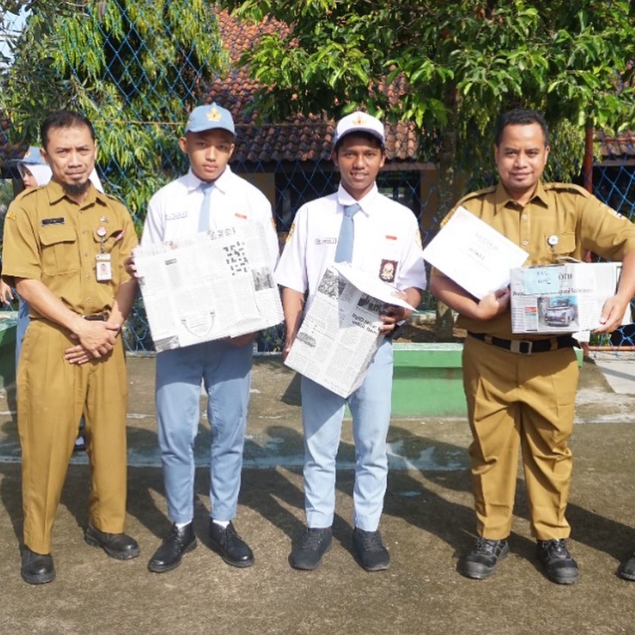 Apresiasi Siswa Kepala SMKN Jenawi Memberi Hadiah Kepada Para Pemenang Lomba Kegiatan Jeda Tengah Semester