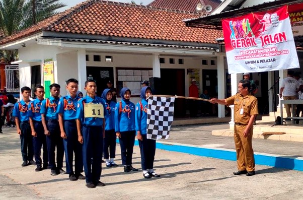 20 SISWA SMKN JENAWI MENGIKUTI LOMBA GERAK JALAN  DALAM RANGKA PERINGATAN HUT RI KE 78  TINGKAT KECAMATAN JENAWI