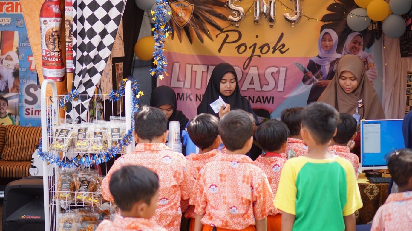 Berkarya dan Berwirausaha SMKN Jenawi Menyemarakkan Festival Literasi