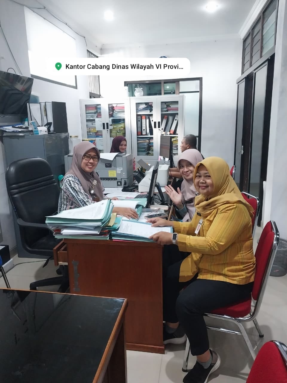 Petugas Kepegawaian SMKN Jenawi Ikuti Pengumpulan Berkas Usulan Seleksi Bakal Calon Kepala Sekolah Tahun 2026