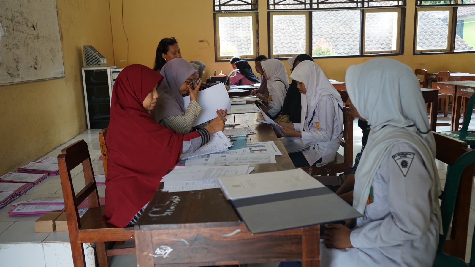 Daftar Ulang Calon Murid Baru SMK Negeri Jenawi Tahun Ajaran 2026/2027 Berjalan Tertib dan Lancar