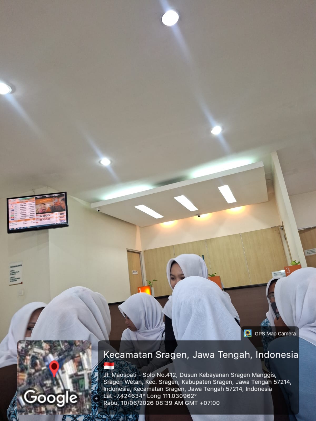 MKN Jenawi Dampingi Siswa Penerima PIP Membuka Rekening SimPel di Bank BNI