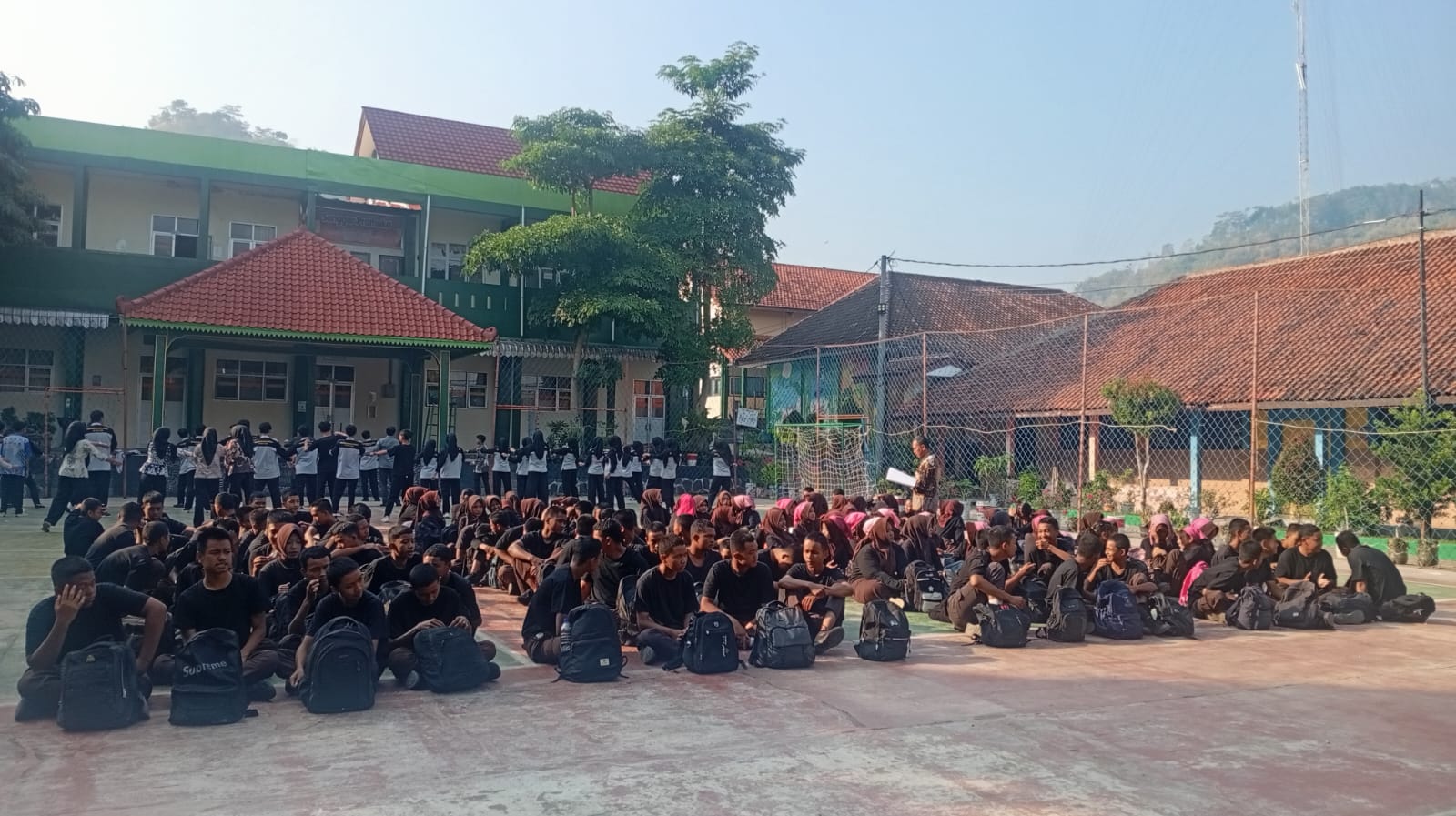 Bentuk Karakter Tangguh dan Siap Kerja, SMKN Jenawi Gelar Apel Ketarunaan untuk Siswa Kelas X